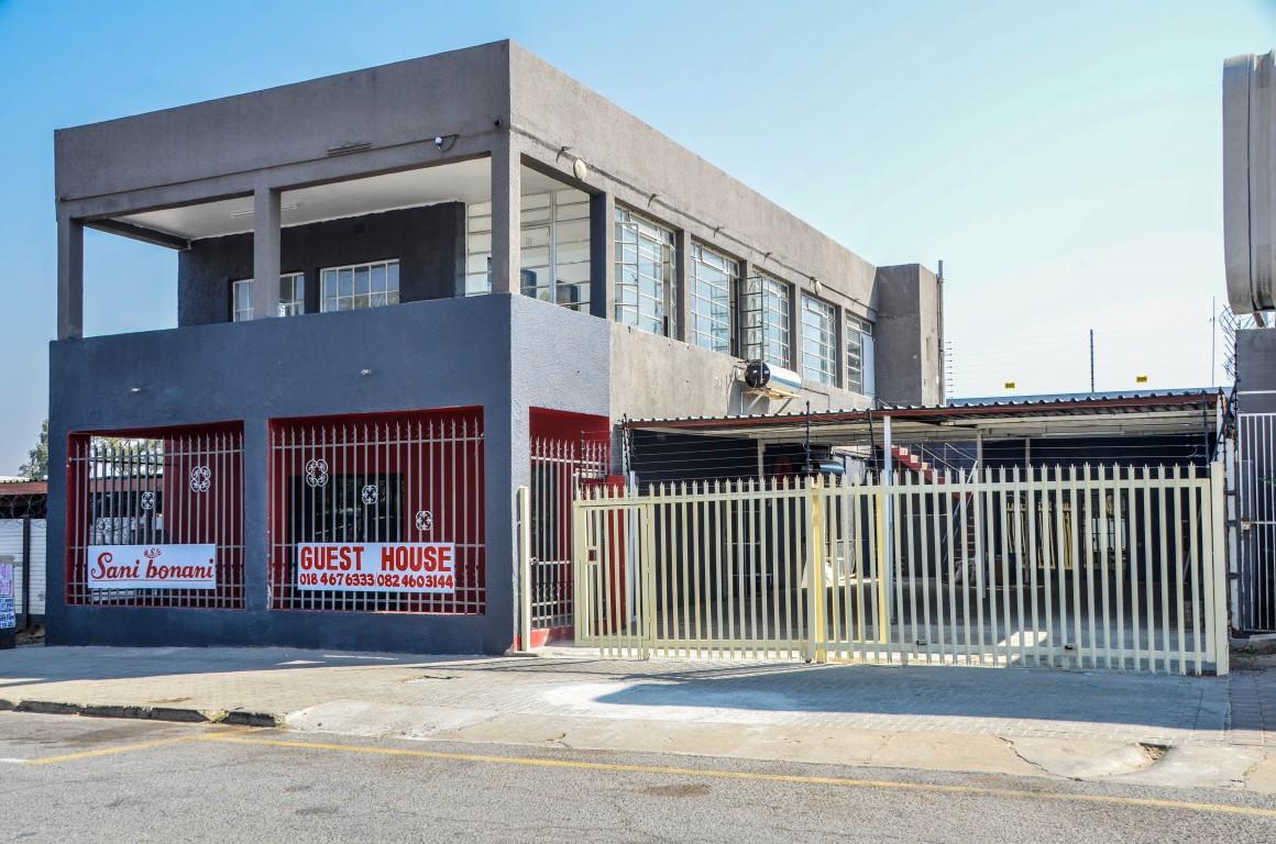 Sani Bonani Guest House Klerksdorp Exterior photo